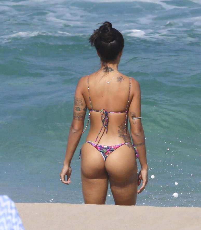 Aline Riscado curtiu a praia ao lado de uma amiga