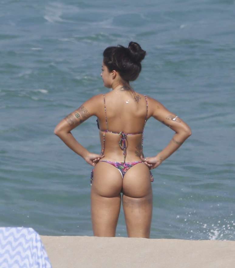 Aline Riscado curtiu a praia ao lado de uma amiga