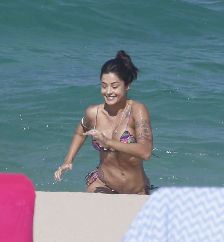 Aline Riscado curtiu a praia ao lado de uma amiga
