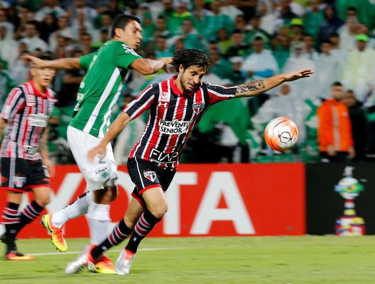 Hudson sofre p&ecirc;nalti n&atilde;o anotado pela arbitragem