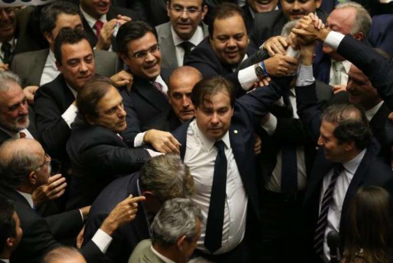 O deputado Rodrigo Maia Rodrigo Maia disse que sua vitória só foi possível graças ao apoio dos partidos de oposição