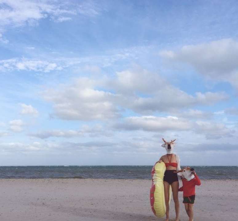 “País das maravilhas” da americana Carolyn Mara Borlenghi, que ficou em terceiro lugar, é parte de uma série para o Instagram. &#034;Neste fim de semana, antes do Natal, embarquei em uma pequena aventura com meu filho na praia e levamos máscaras de rena”, conta.