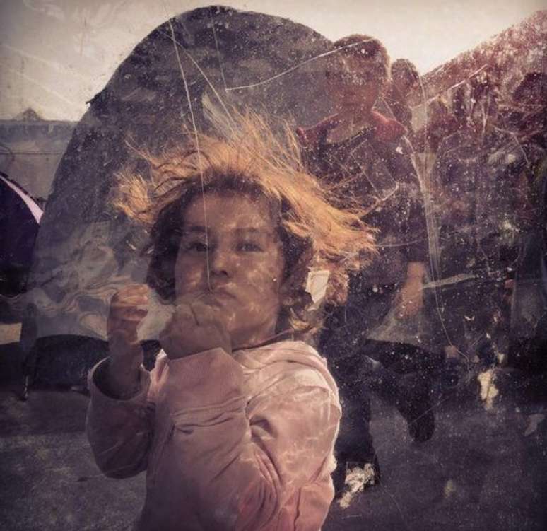 A foto de uma pequena refugiada afegã brincando em um campo do porto de Piraeus, em Atenas, venceu a categoria “Notícias/Eventos”. A imagem foi registrada por Loulou d’Aki, da Suécia, em março de 2016.IPPAWARDS A foto de uma pequena refugiada afegã brincando em um campo do porto de Piraeus, em Atenas, venceu a categoria “Notícias/Eventos”. A imagem foi registrada por Loulou d’Aki, da Suécia, em março de 2016.