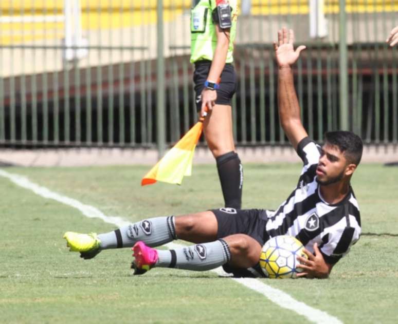 
                        
                        
                    Leandrinho vinha sendo importante até sentir a lesão. Voltou, mas sentiu de novo (Foto: Paulo Sérgio/Lancepress!)