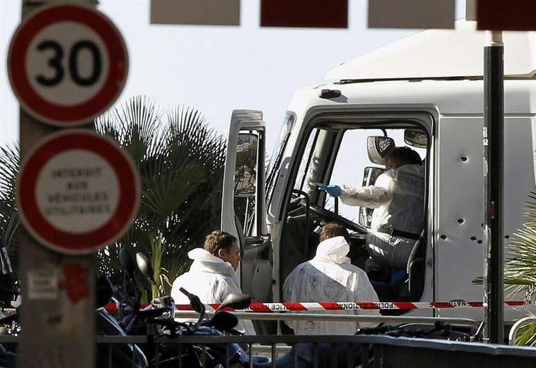 Investigadores examinam caminhão usado em ataque na cidade de Nice, na França
