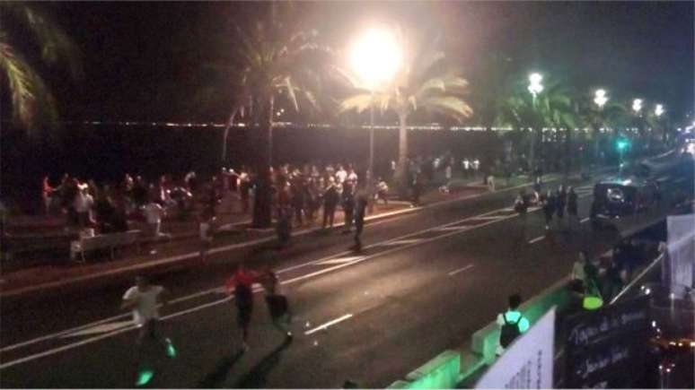 Reprodução de imagem do Twitter, da conta harp_detectives, mostra pessoas fugindo da cena do ataque em Nice na noite de quinta-feira 