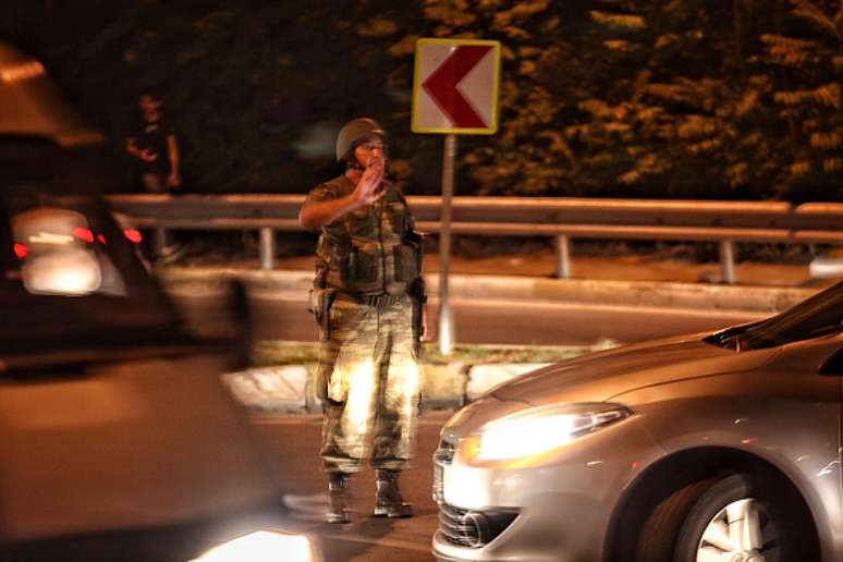 Soldados ocupam estreito que separa os lados europeu e asiático da cidade de Istambul