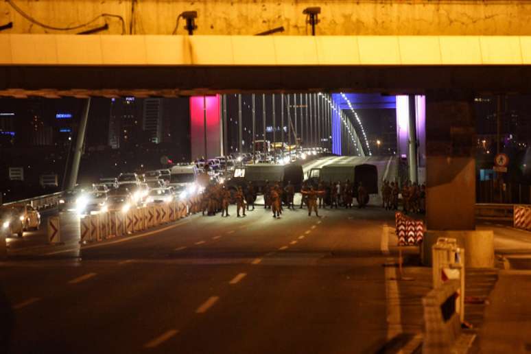 Soldados turcos bloquear a ponte &#039;Bosphorus Brigde&#039; em Istambul.