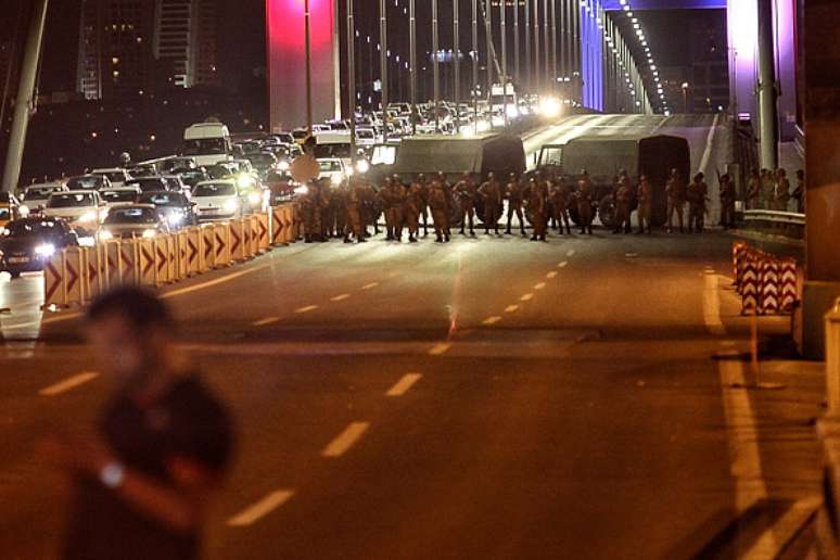 Pontes de Istambul sobre o estreito que separa os lados europeu e asiático da cidade foram fechadas ao tráfego. 