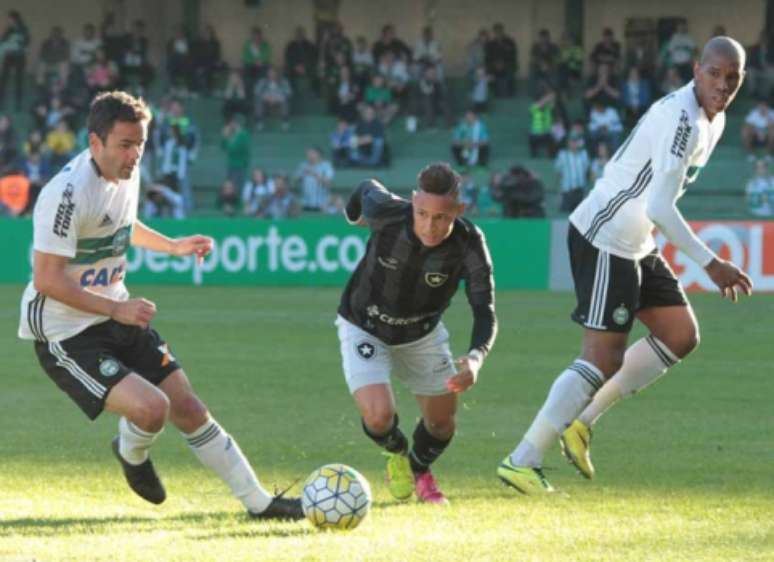 Botafogo fez 178 faltas em 14 jogos, média de 12,7 por partida