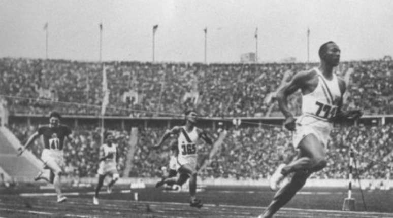 
                        
                        
                    Jesse Owens foi um dos astros da Olimpíada de Berlim (Foto: Acervo COI)