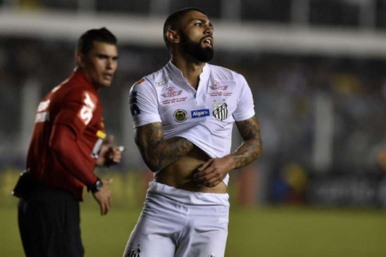 
                        
                        
                    Gabriel marcou, e Santos venceu a Ponte Preta por 3 a 1 na noite deste sábado, na Vila (Foto: Ivan Storti/Lancepress!)