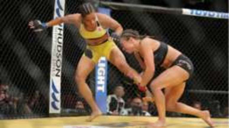 A brasileira Amanda Nunes (à esquerda) venceu a americana Miesha Tate e se tornou a primeira mulher do país a conquistar um cinturão