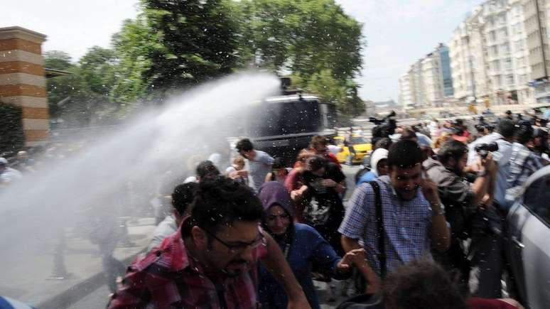 Nos protestos do Parque Gezi, manifestantes e policiais entraram em confronto