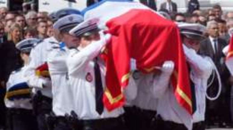 Enterro de policial morto por militante do Estado Isl&acirc;mico em junho