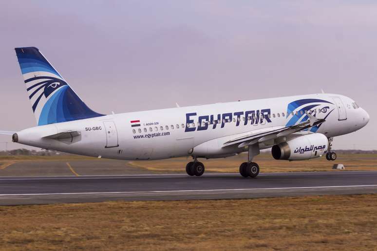 Avião da EgyptAir decola do aeroporto de Nairobi