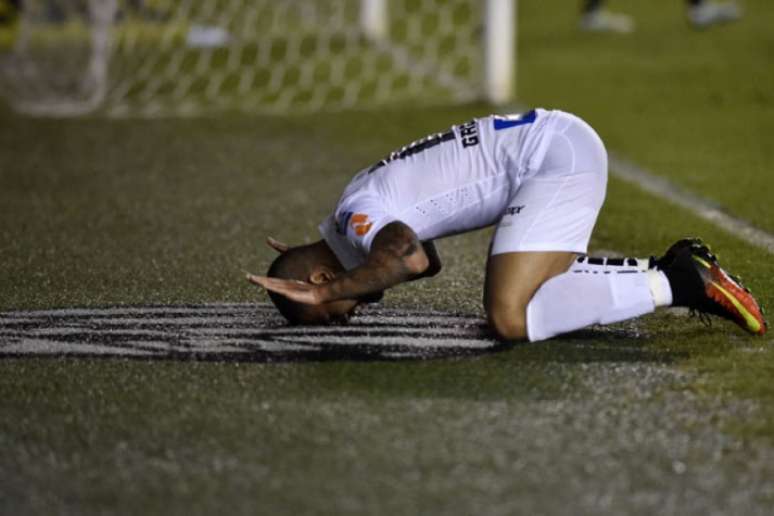 
                        
                        
                    Gabigol marcou o terceiro gol do Santos e comemorou beijando o escudo (Foto: Ivan Storti/Lancepress!)