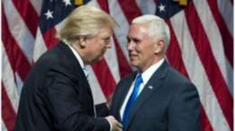 Trump (à esquerda) oficializou no sábado o nome do governador de Indiana, Mike Pence, como candidato a vice