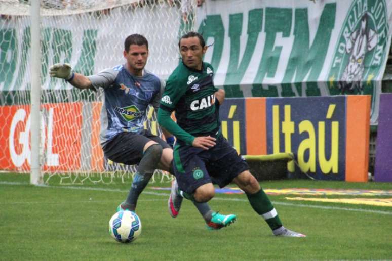 
                        
                        
                    Apodi disputaria vaga com Samuel Xavier (Foto: Divulgação/Chapecoense)