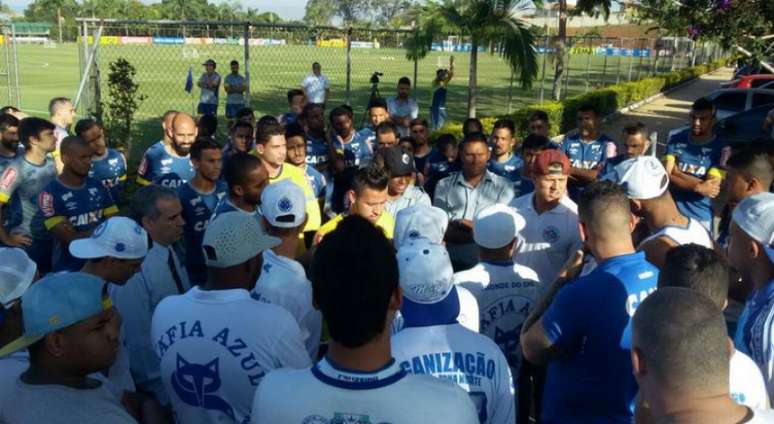 
                        
                        
                    Goleiro Fábio, defensores Bruno Rodrigo e Leo, e o volante Henrique ouviram os torcedores (Foto: Reprodução / Twitter)