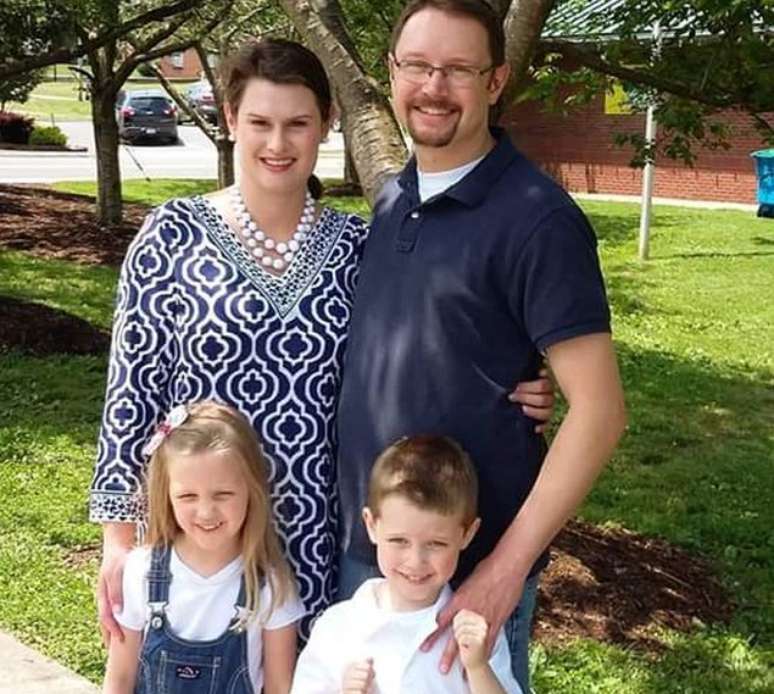 Jennifer e Aaron Wilson tiveram os g&ecirc;meos Belle e Abel ap&oacute;s transfer&ecirc;ncia de embri&otilde;es