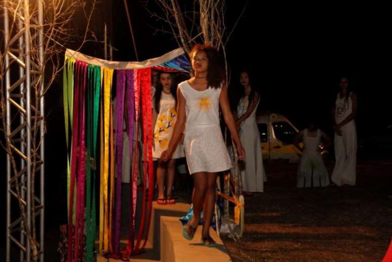 Meninas de Andrequicé (MG) desfilam com as roupas inspiradas no romance de Riobaldo e Diadorim