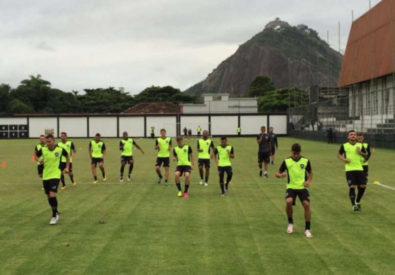 
                        
                        
                    Aquecimento dos jogadores alvinegros no gramado de General Severiano (Foto: Divulgação)