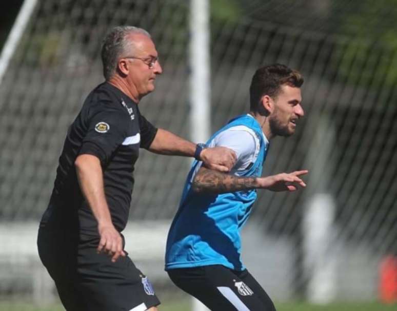 
                        
                        
                    Dorival Júnior treina o Santos, com Lucas Lima, para o jogo (Foto: Divulgação)