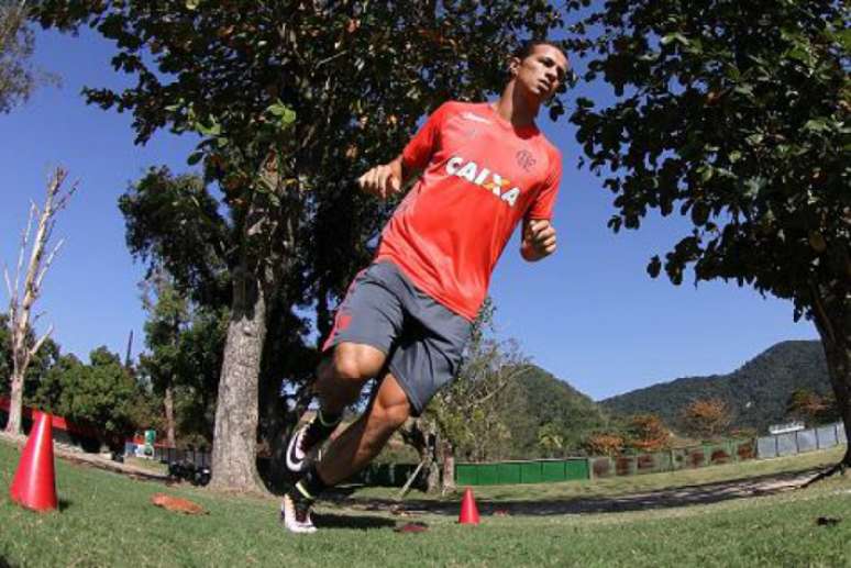 
                        
                        
                    Donatti em treino do Flamengo (Foto: Gilvan de Souza/Flamengo)