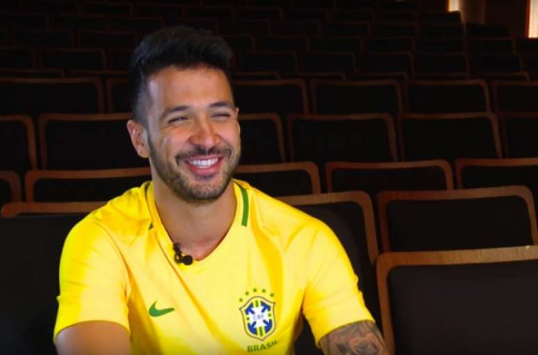 
                        
                        
                    Luan, zagueiro do Vasco, com a camisa da Seleção Brasileira (Foto: Divulgação)