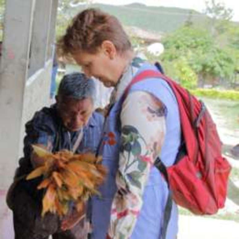 Antes de entrar no recinto, todos deviam passar por um m&eacute;dico tradicional, que realizava um ritual de limpeza.