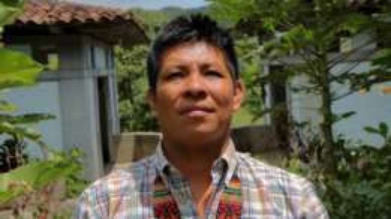 O l&iacute;der Embera Alberto Guasiruma pede ao Estado colombiano para que a comunidade possa debater o tema internamente.