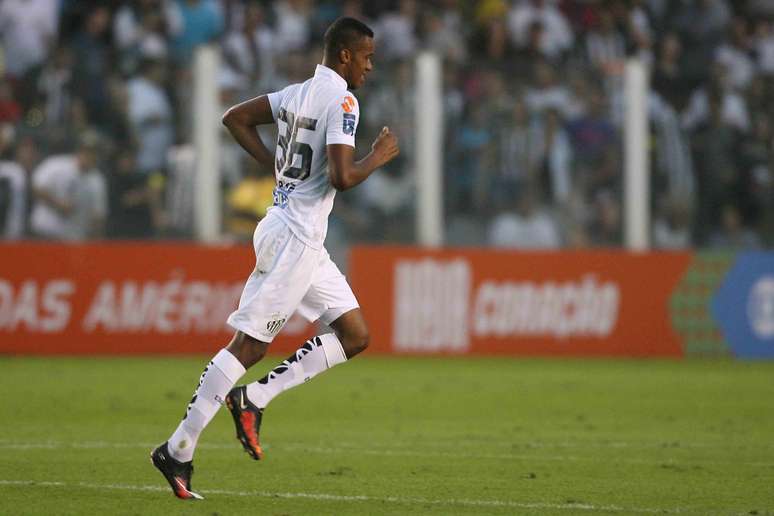 Jonathan Copete, jogador colombiano do Santos FC, comemora seu gol durante partida contra a Chapecoense