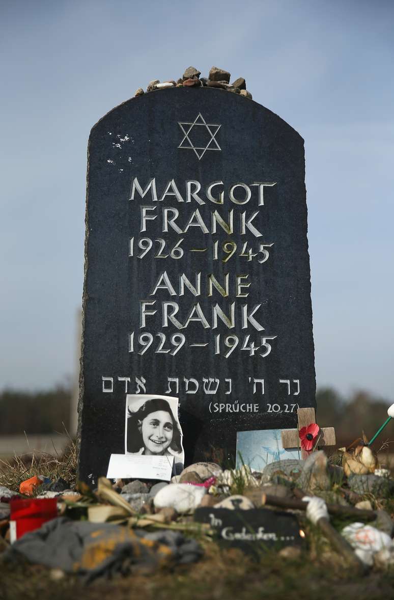 L&aacute;pide simb&oacute;lica em Bergen-Belsen, para onde Anne Frank foi deportada pelos nazistas, ap&oacute;s passagem por Auschwitz