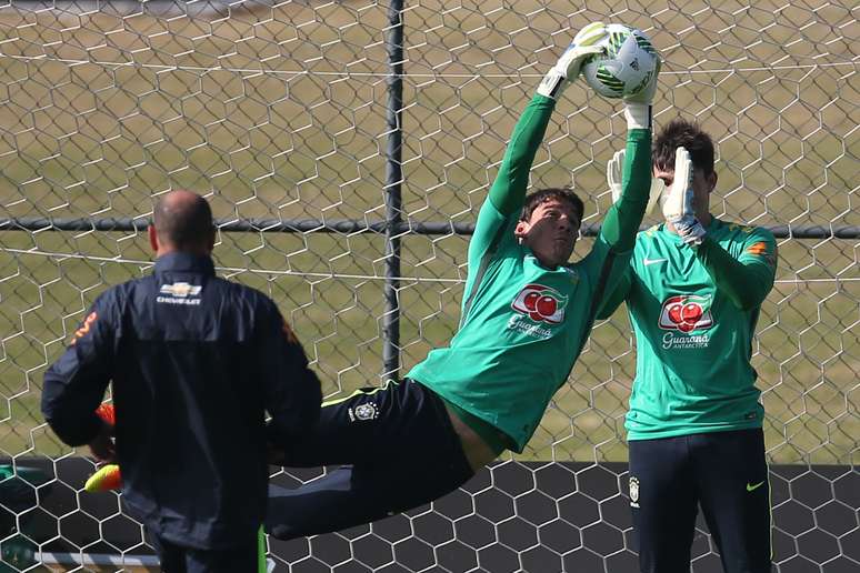 Goleiros foram os primeiros a entrar em campo na preparação da Seleção Brasileira Olímpica, em Teresópolis (RJ)