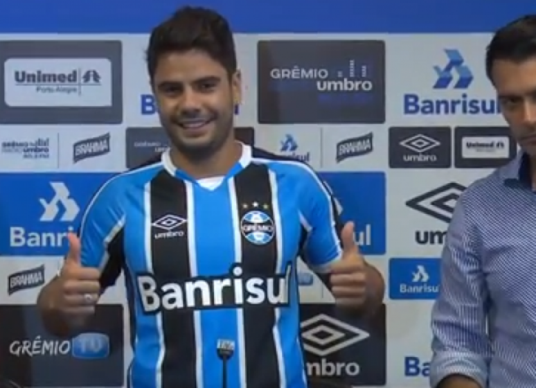 Henrique Almeida sendo apresentado pelo Grêmio (Reprodução Grêmio TV)