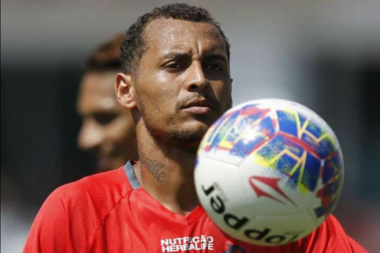 
                        
                        
                    Alan Patrick voltou a treinar com o grupo após edema na coxa (Foto: Gilvan de Souza/Flamengo)