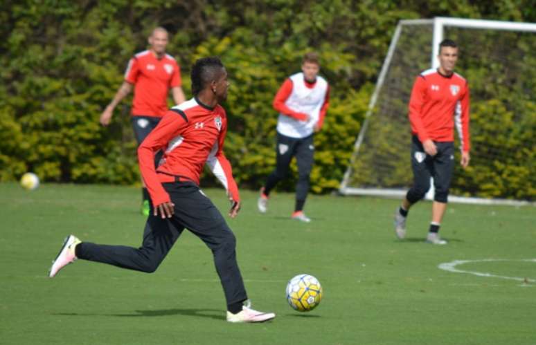 
                        
                        
                    Kelvin treina no CT da Barra Funda. Ele está perto de retornar (Foto: Érico Leonan/saopauloifc.net)