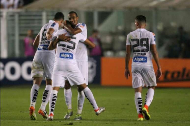Volante marcou seu primeiro gol pelo Peixe diante da Chapecoense
