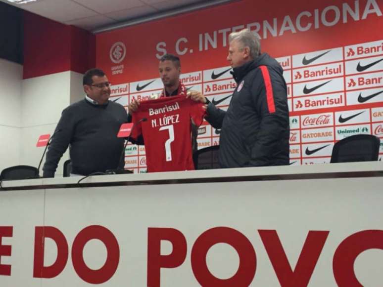 Novo camisa 7 colorado, Nico foi apresentado pelo vice futebol Carlos Pellegrini e pelo 1º vice-presidente Pedro                                             Affatato (Foto: Ricardo Duarte/Inter)