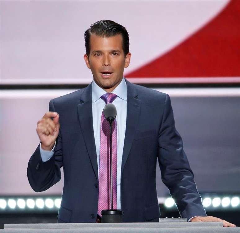 Donald Trump Jr. discursa para a plateia durante a convenção republicana