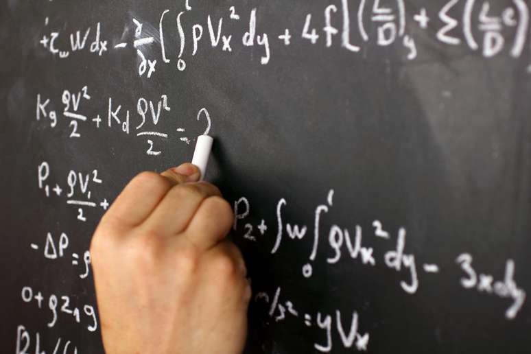 Professores baseiam suas aulas em métodos fundamentais e leis da matemática