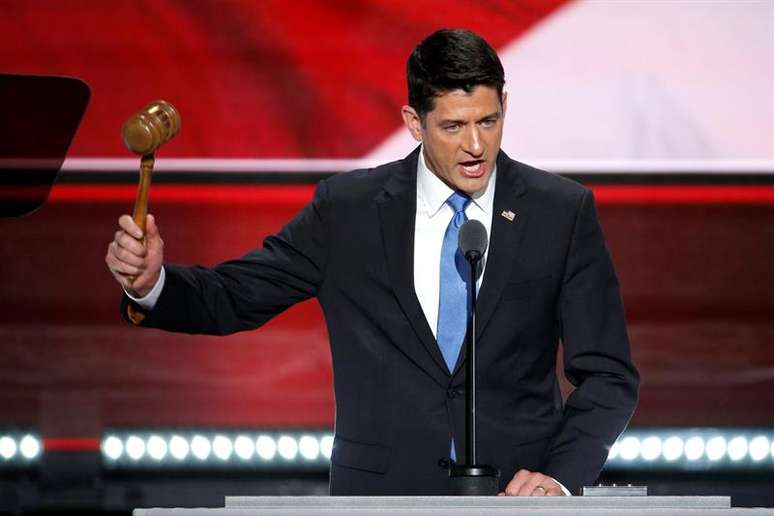 Porta-voz republicano Paul Ryan bate o martelo após reconhecer oficialmente a vitória de Trump