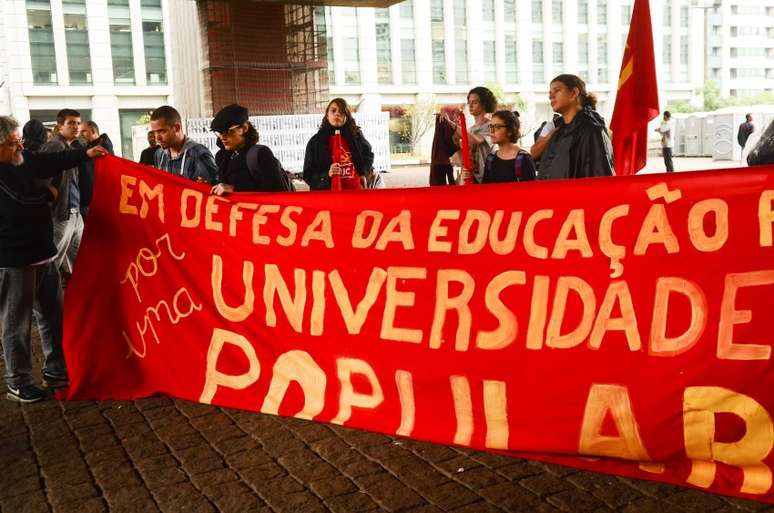  Professores e estudantes de universidades estaduais protestam no vão livre do Masp, na Avenida Paulista.