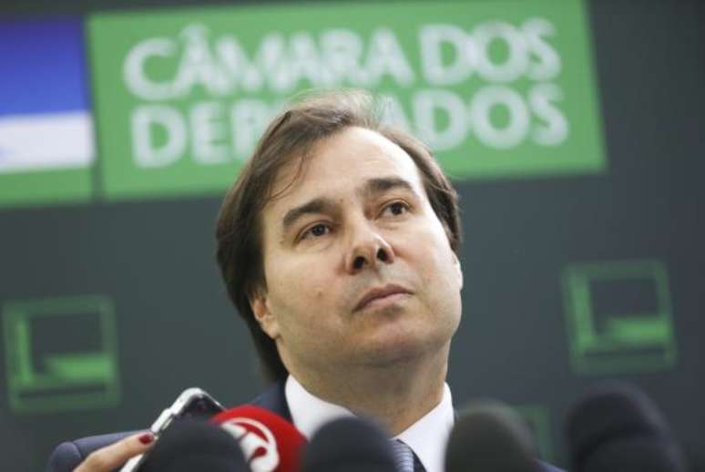 O presidente da Câmara, Rodrigo Maia, considerou correto o ato concedendo apartamento funcional a um deputado afastado. “Ele [Eduardo Cunha] tem mandato , enquanto ele for deputado a resolução é correta”, disse 