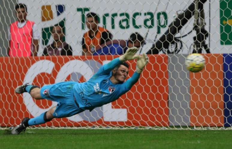 Denis salta para fazer defesa pelo São Paulo (Foto: Rubens Chiri/saopaulofc.net)