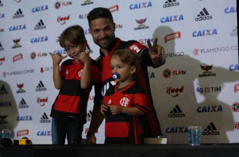 Diego foi apresentado pelo Flamengo (Foto: Cleber Mendes)