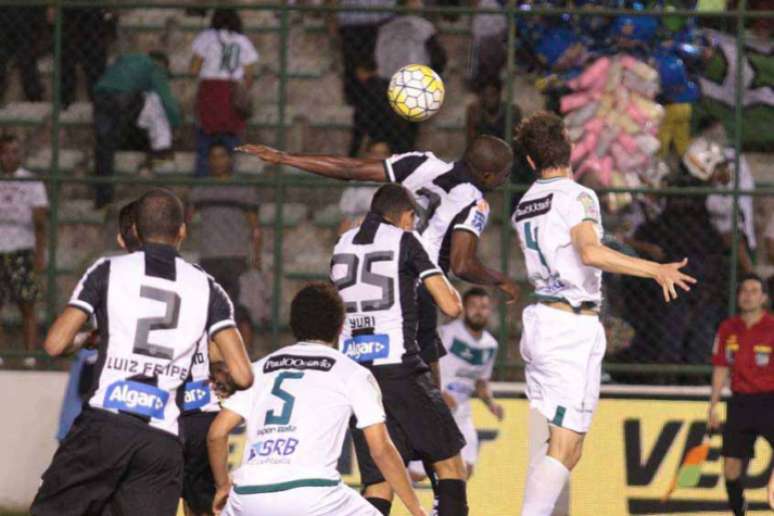 Em Brasília, Santos teve muita dificuldade na partida contra o Gama (Foto: Felipe Costa/Futura Press)