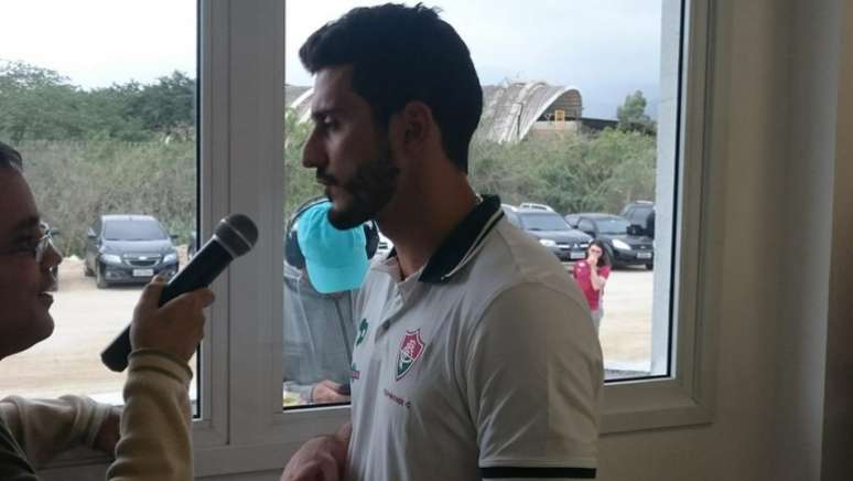 Marquinho conversa com a imprensa nas Laranjeiras (Foto: Vinícius Britto/LANCE!Press)