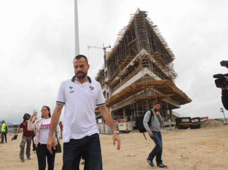 Atrás de Cavalieri está o edifício que só será 100% concluído na próxima gestão presidencial (Foto: Paulo Sergio)